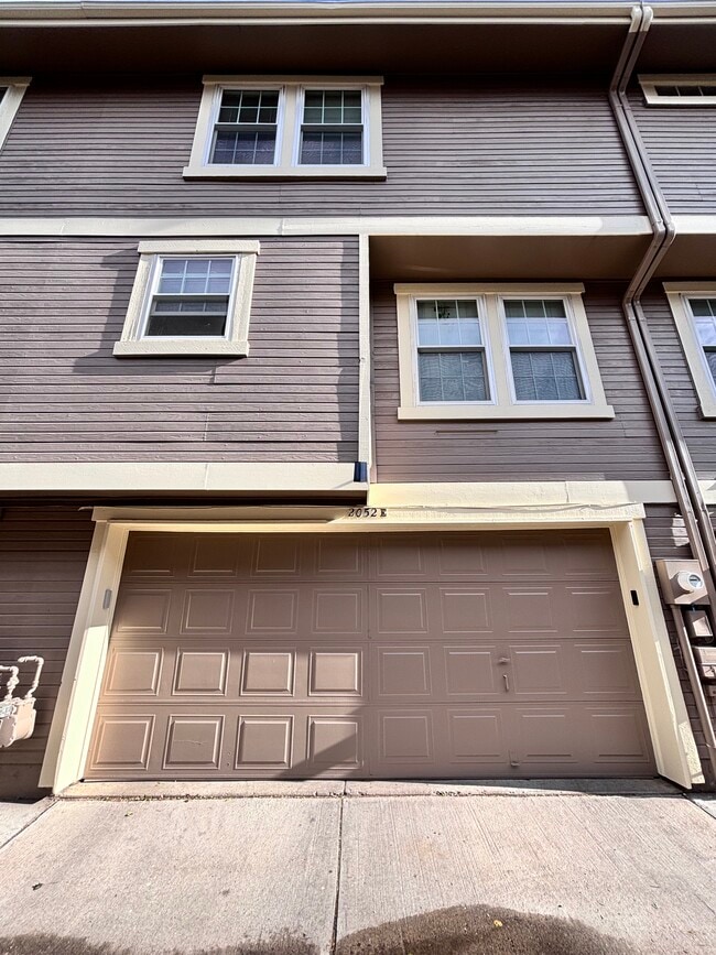 Building Photo - 2052 S Helena St