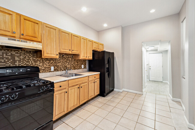 Building Photo - 4 Bedrooms 2 Bathrooms