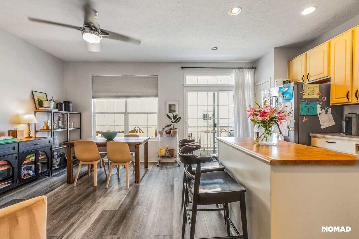 SPACIOUS 3 LEVEL TOWNHOUSE WITH 2 CAR GAR... - SPACIOUS 3 LEVEL TOWNHOUSE WITH 2 CAR  GAR...