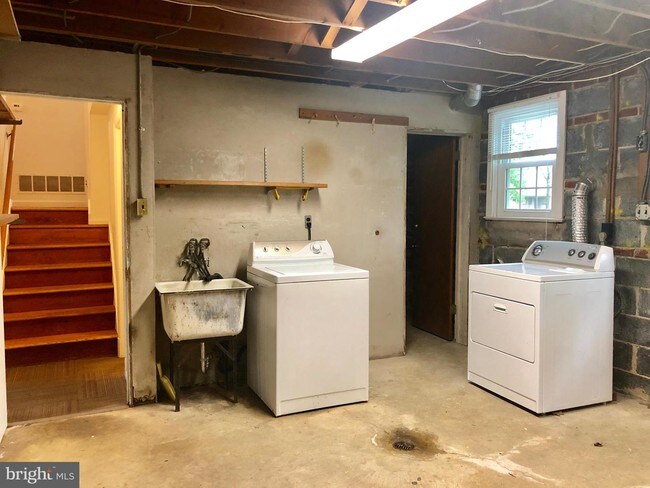 Building Photo - 302 Queen Anne St