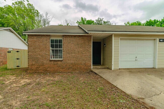 Building Photo - Newly remodeled 3 Bed 2 Bath Duplex!! Fenced yard!