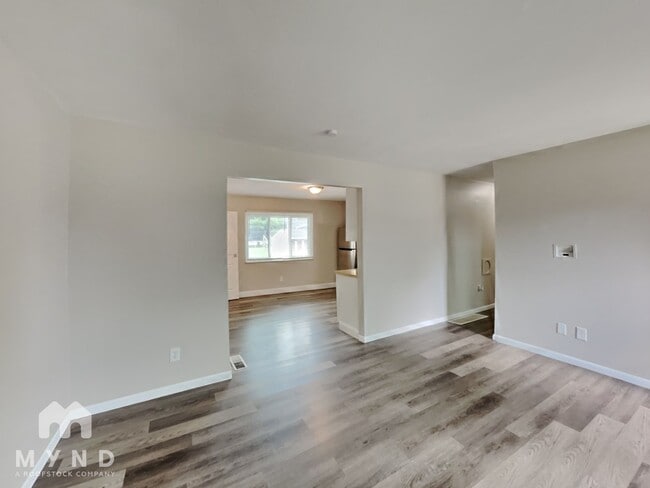 Building Photo - 654 Hillsdale Dr