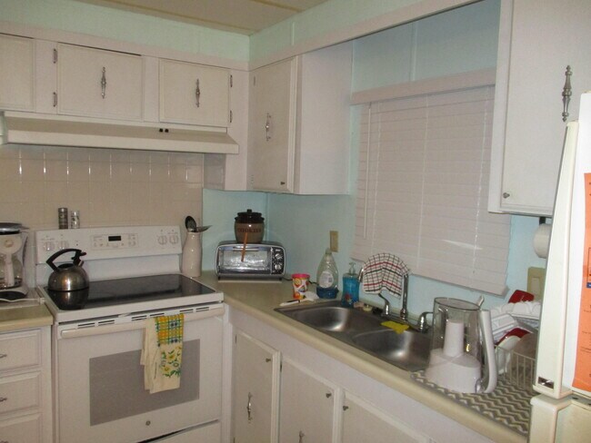 Building Photo - 7915 SE Independence Ave