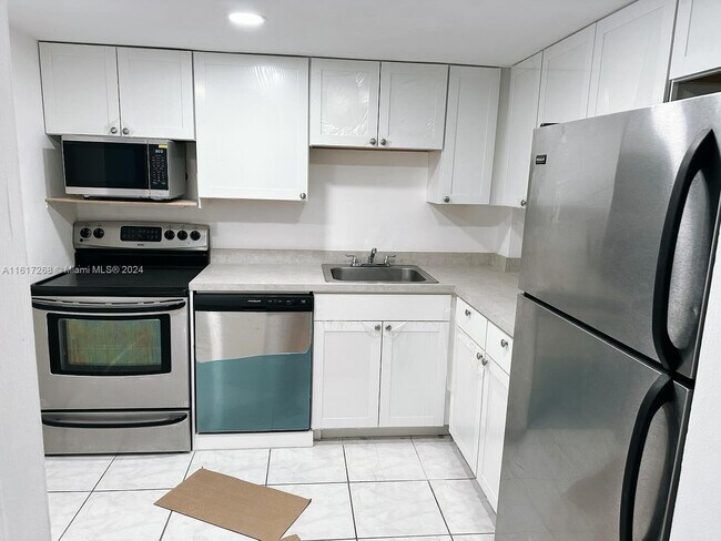 Foto del edificio - 16950 W Dixie Hwy