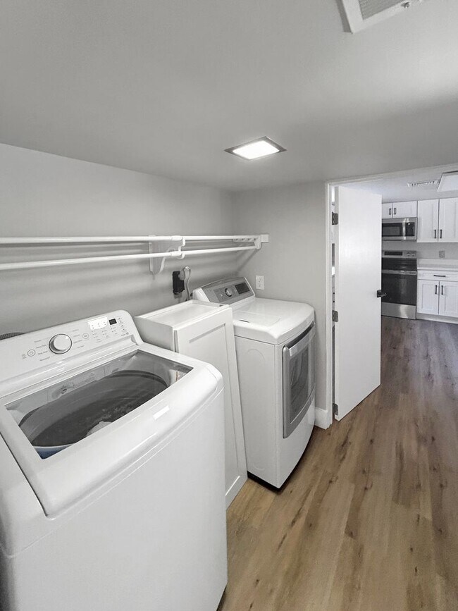 Foto del edificio - Welcome to this newly remodeled gem located in the heart of Collier, PA.