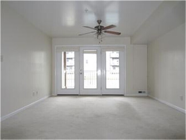 Building Photo - 701 Waters Edge Dr