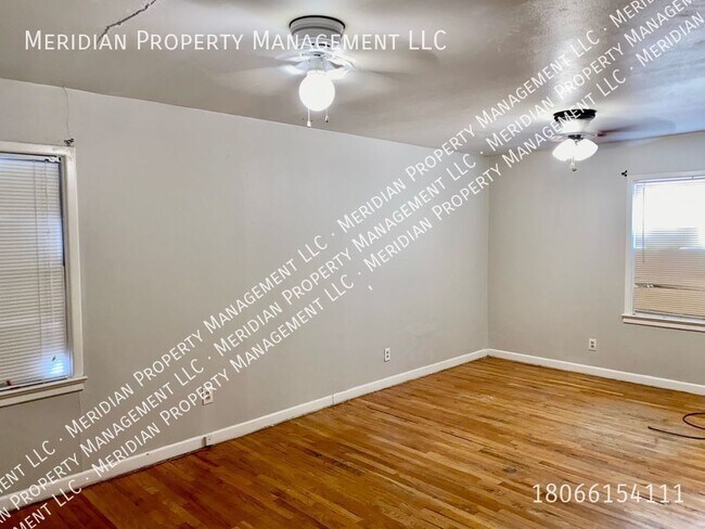 Building Photo - Spacious 3/2/1 home close to TTU and hospi...