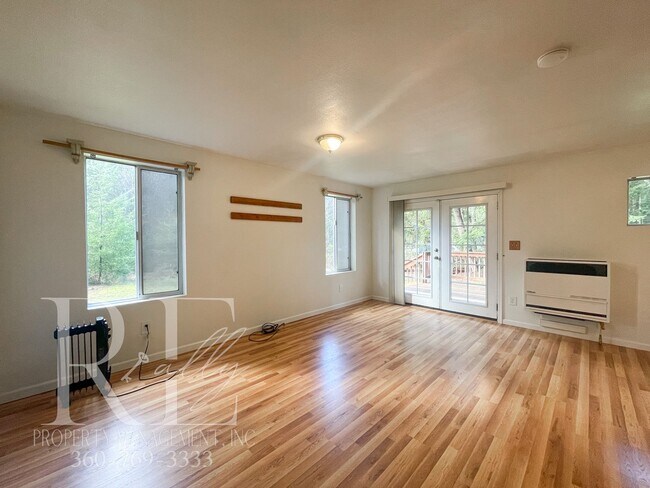 Building Photo - Quiet Private Wooded Studio