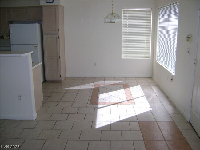 Foto del edificio - 3425 E Russell Rd