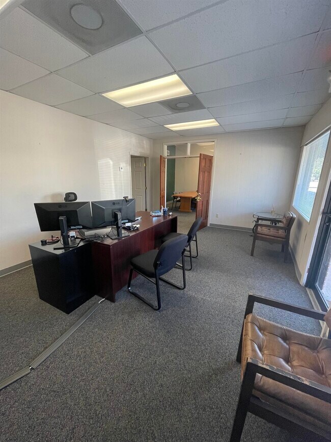 Foto del edificio - 105 W Main St