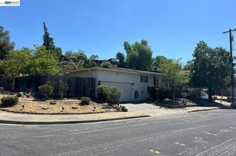 Building Photo - 632 Shaddick Dr