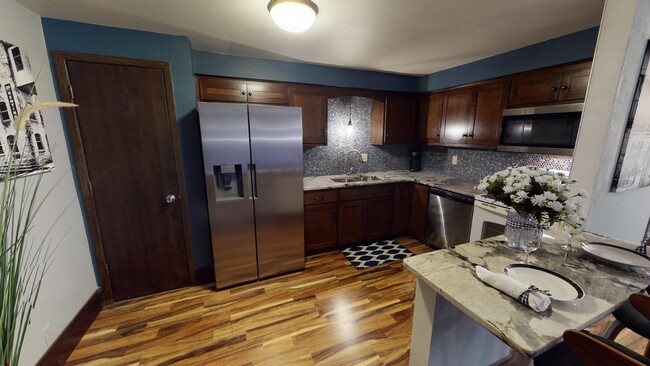 Apartamento 1 tiene una exquisita cocina con una amplia variedad de trabajo de azulejos y encimeras de granito de alta gama. - 1700 9th St