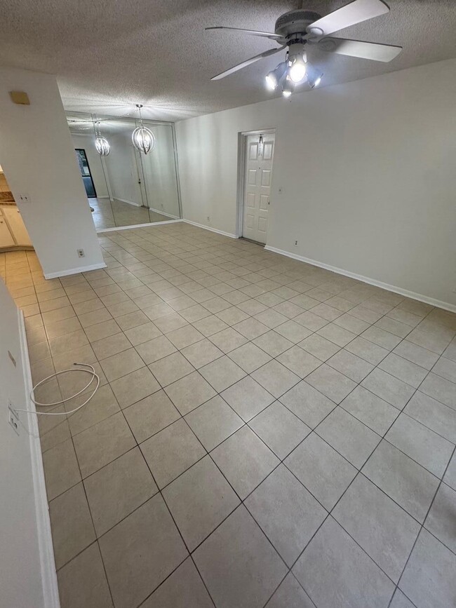 Foto del edificio - 703 Sunny Pine Way