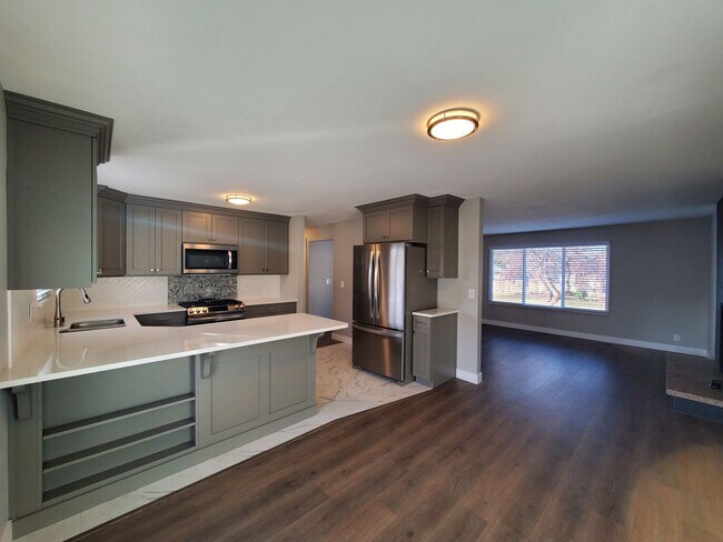 Foto del edificio - East Sandy single family home!  Luxury you CAN afford!