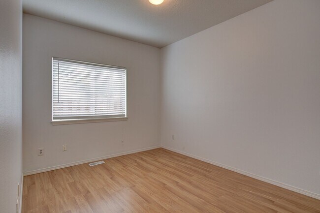 Building Photo - Beaverton Townhome-3/2.5-Garage