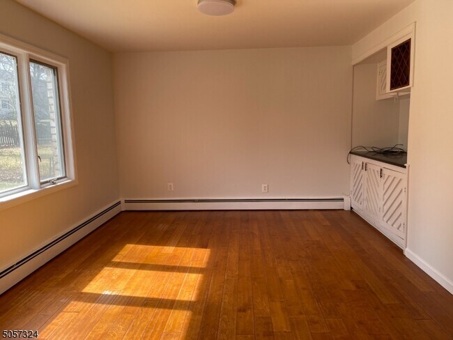 Foto del edificio - 37 Crest View Hill Rd