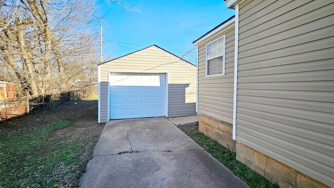 Building Photo - Cute 2 Bed-Detached Garage-Nice Location