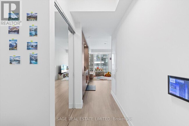 Photo du bâtiment - 819-2430 Eglinton Ave E