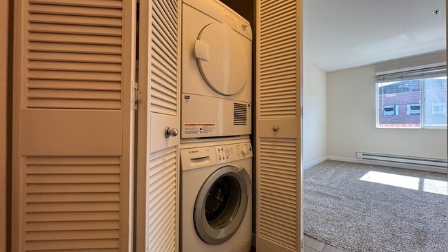 Foto del edificio - Largest 1-Bedroom Layout with In Unit Laundry