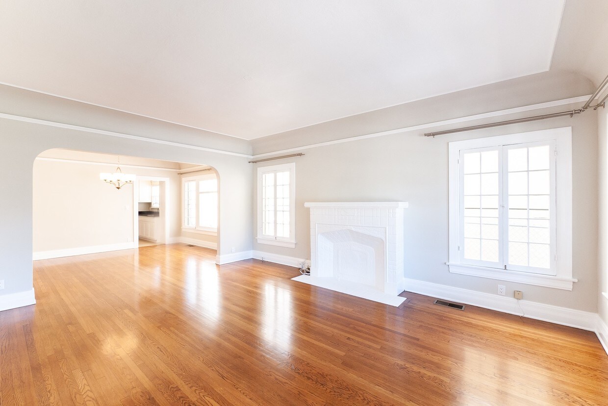 Foto principal - 1125 1/2 S Cloverdale Ave