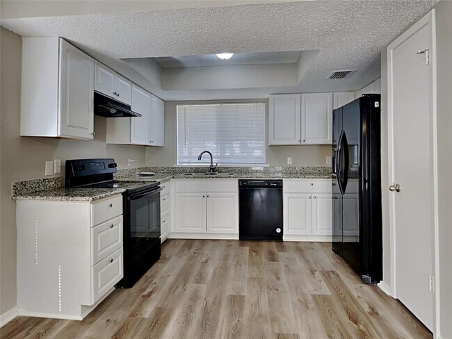 Foto del edificio - 12803 Corona Ln