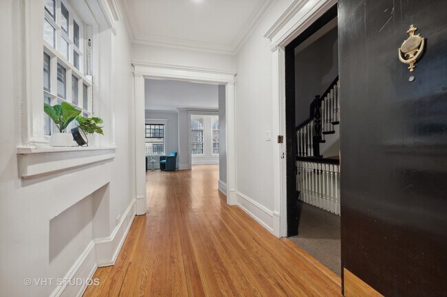 Foto del edificio - 462 W Briar Pl
