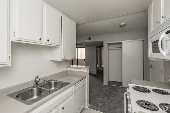 1HAB, 1BA - 750 ft² - Lido Apartments - 3745 Glendon Ave