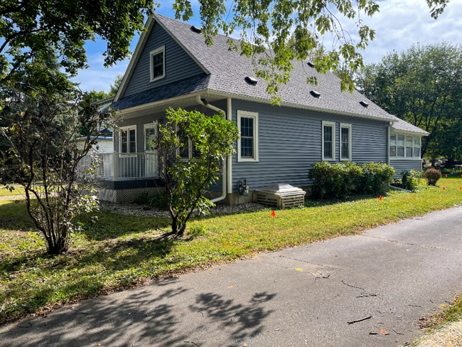 Building Photo - 412 W Skaro St