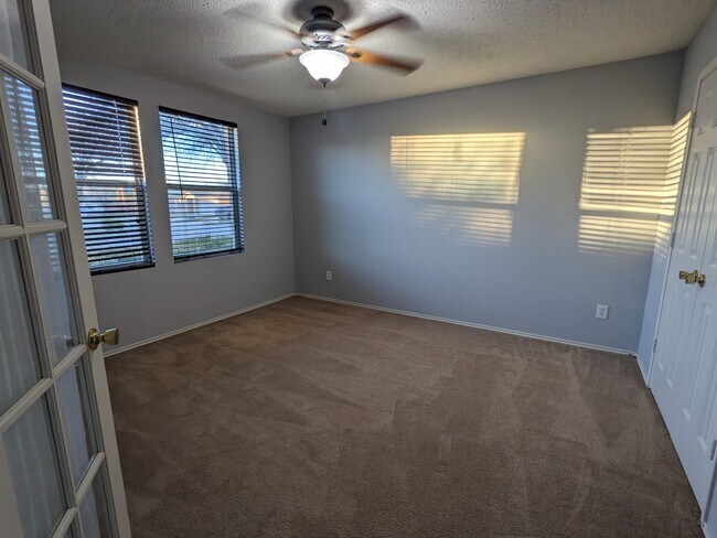 Foto del edificio - 16424 Red River Ln