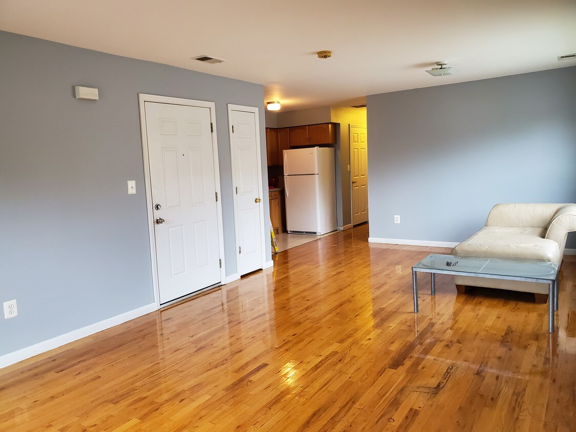 Building Photo - 865 Broadway