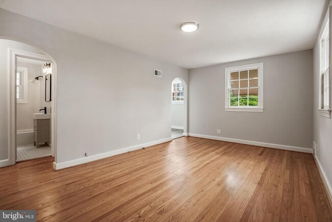 Building Photo - 1605 W Braddock Rd