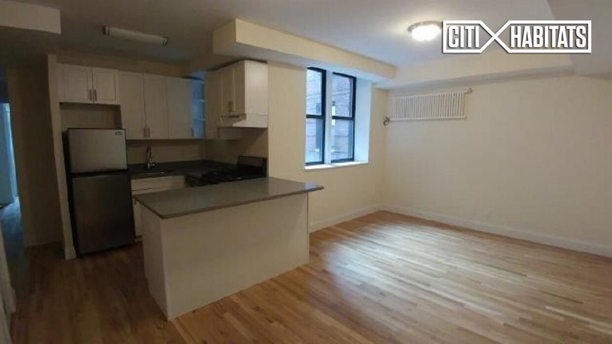Foto principal - 97-77 Queens Blvd