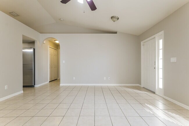 Building Photo - 16 NE 20th Ct