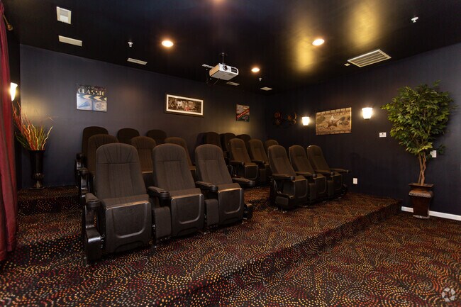 Sala de cine - The Pointe At Robinhood Village