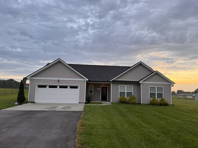 Photo - 731 N Main St (Morrison, TN) House