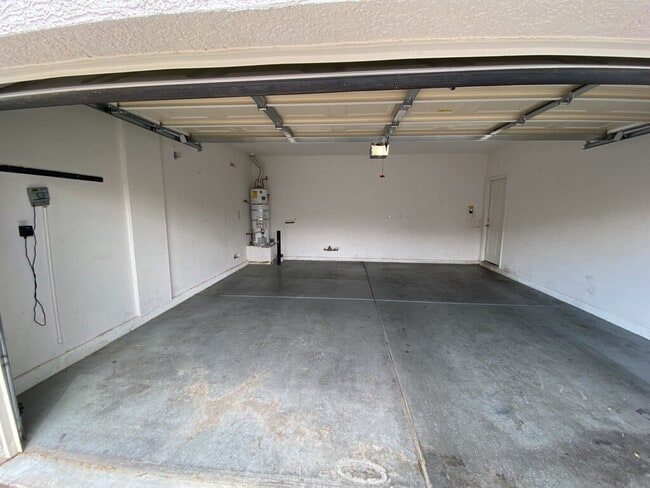 Building Photo - HOT SUMMER OFFER! ENJOY 2 WEEKS FREE RENT *excludes recurring fees* This is where comfort and sty...