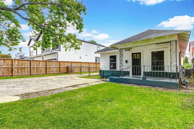 Building Photo - 406 Hahlo St