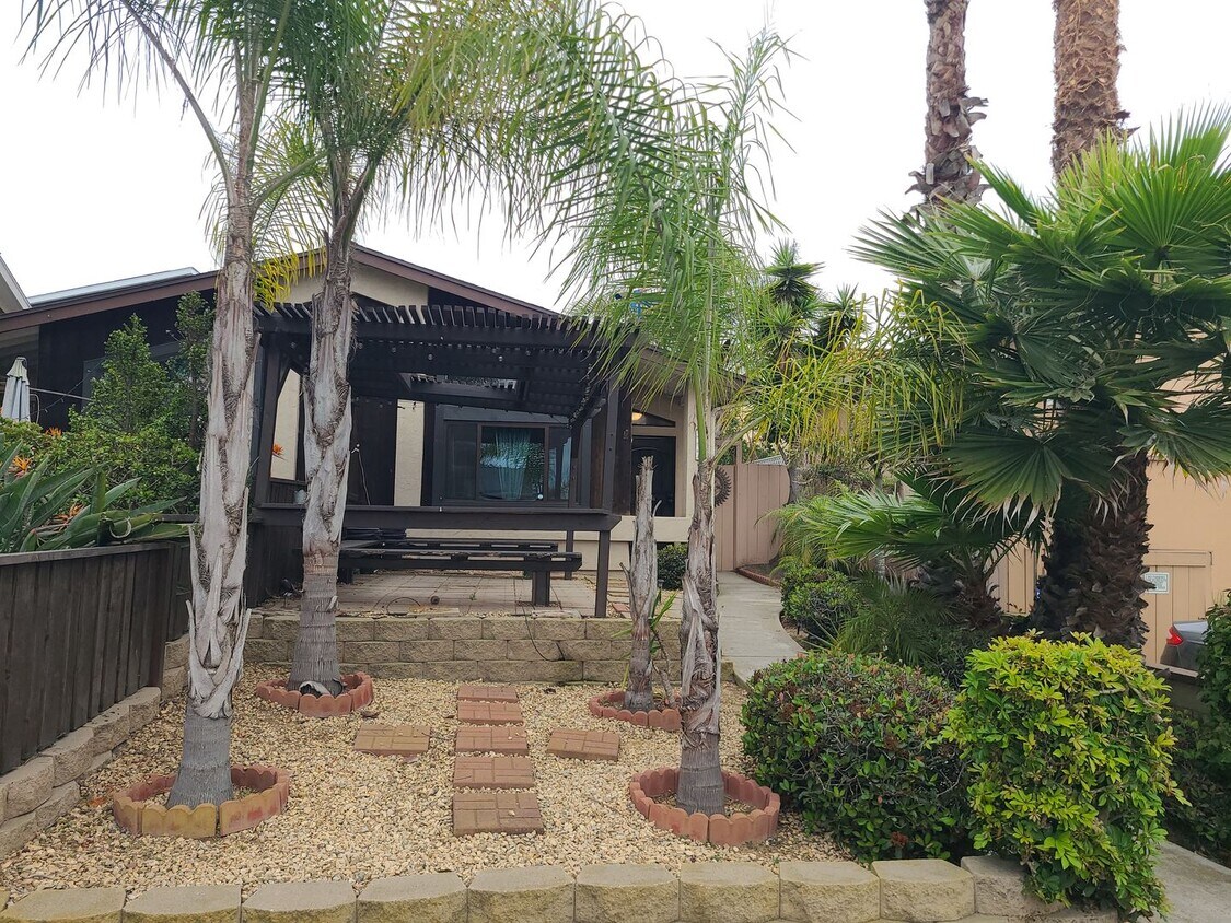 Foto principal - 4 bed 3 bath in Prime location of Ocean Beach