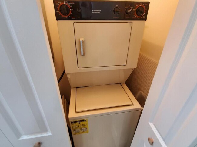 Foto del edificio - 1881 Colony Dr #9H