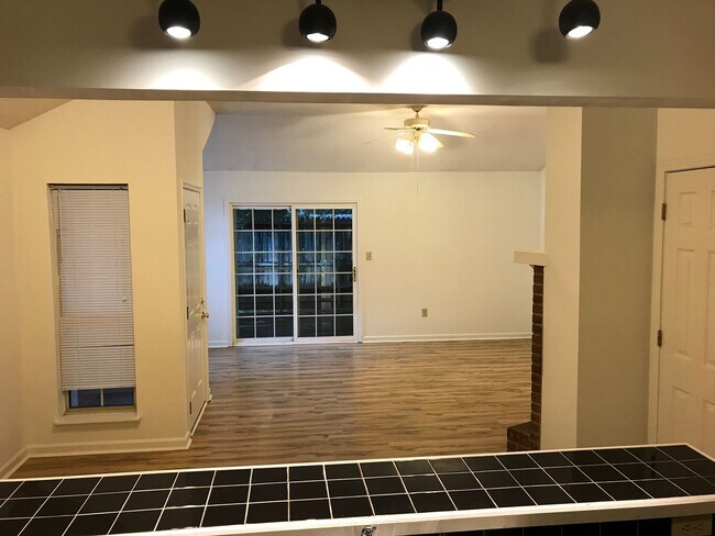 Foto del edificio - Three Bedroom Near Vet School!