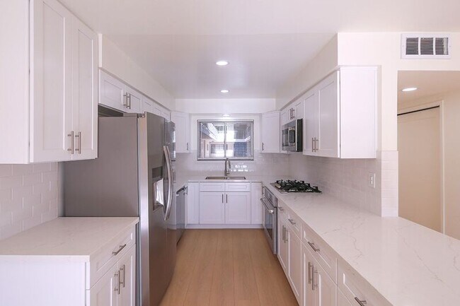 Foto del edificio - 3155 Montrose Ave