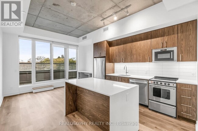 Building Photo - 115 Larchmount Ave