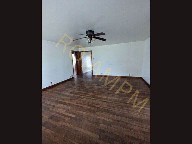 Foto del edificio - Charming 3 Bed / 1 Bath Home with Office & 2-Car Garage | Great Location Near Fred Meyer