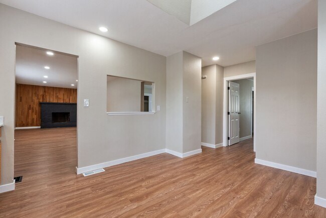 Foto del edificio - Spacious 5-bed, 2.5-bath home available in SE Portland