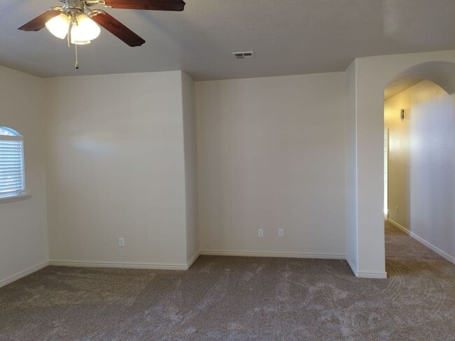 Building Photo - Beautiful 3 Bedroom 2 Bathroom Home