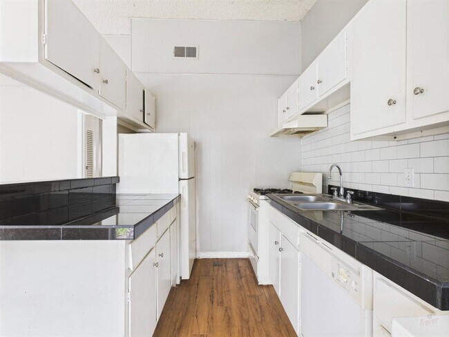 Foto del edificio - 616 W 51st St