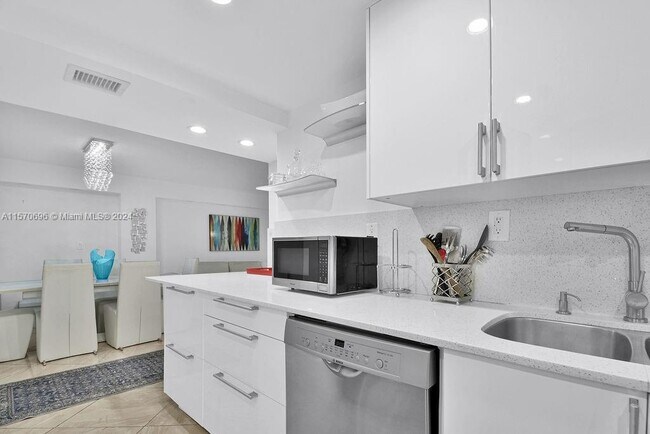 Foto del edificio - 2401 Collins Ave