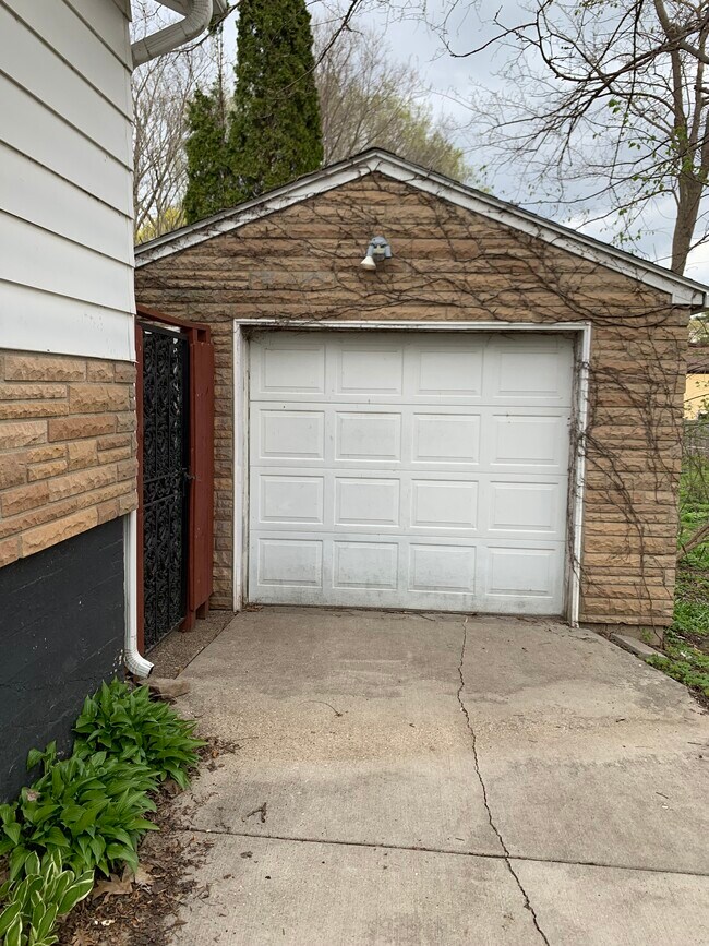Building Photo - 614 Cedar St