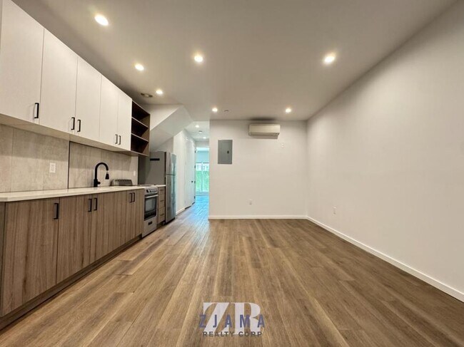 Foto del edificio - 3 bedroom in BROOKLYN NY 11210