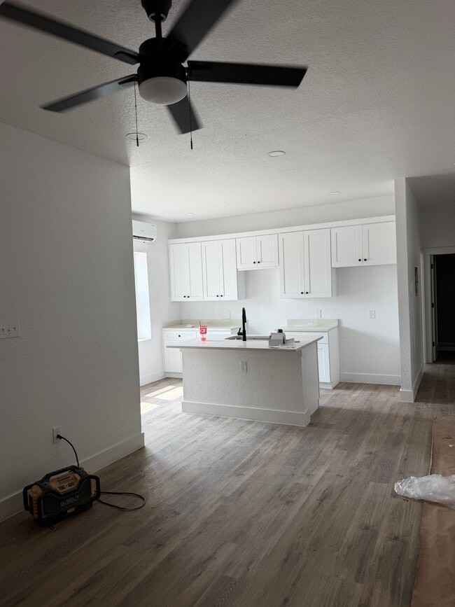 Building Photo - 403 S Calaveras St